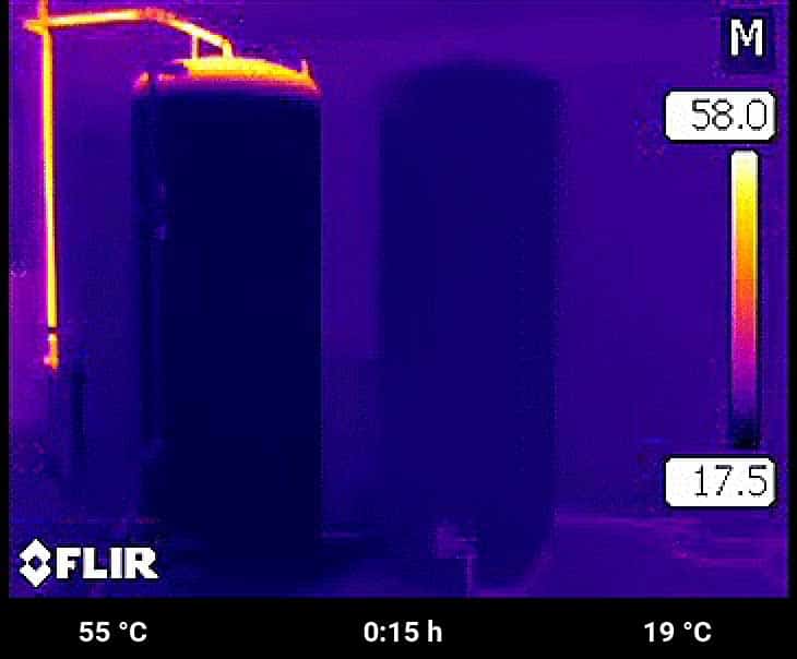 Nach 15 Minuten kann beim Schichtspeicher schon das erste heiße Wasser zum Duschen verwendet werden.
Der Speicher mit Heizstab ist noch nicht mal lauwarm.