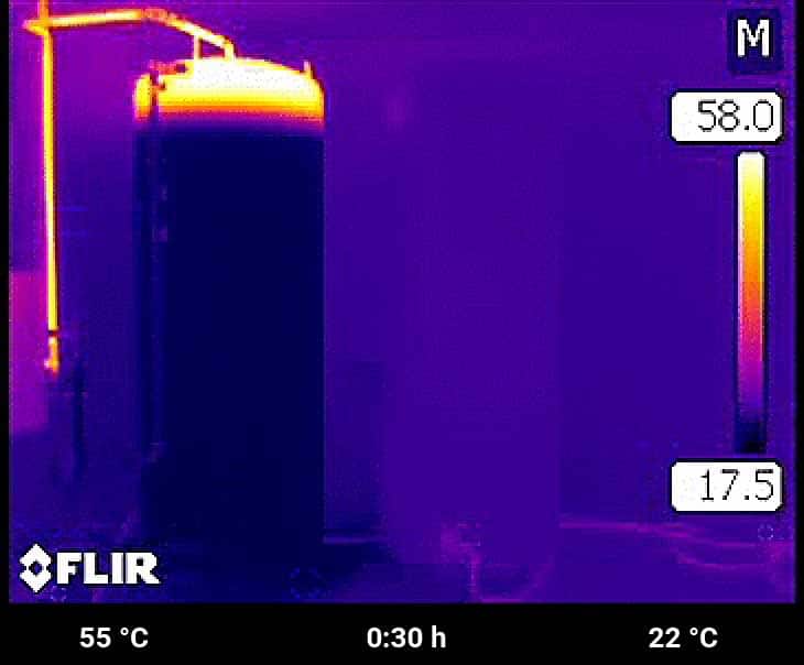 Während sich die heiße Zone im Schichtspeicher weiter ausbreitet, ist der Standardspeicher mit Heizstab immer noch gleichmäßig kühl.