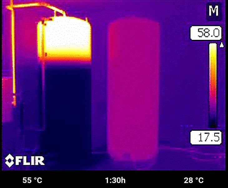 Im Schichtspeicher stehen nun bereits 250 Liter zum Duschen und Baden zur Verfügung. Der E-Heat schaltet nun auf eine kühlere Temperatur für die Raumheizung um.