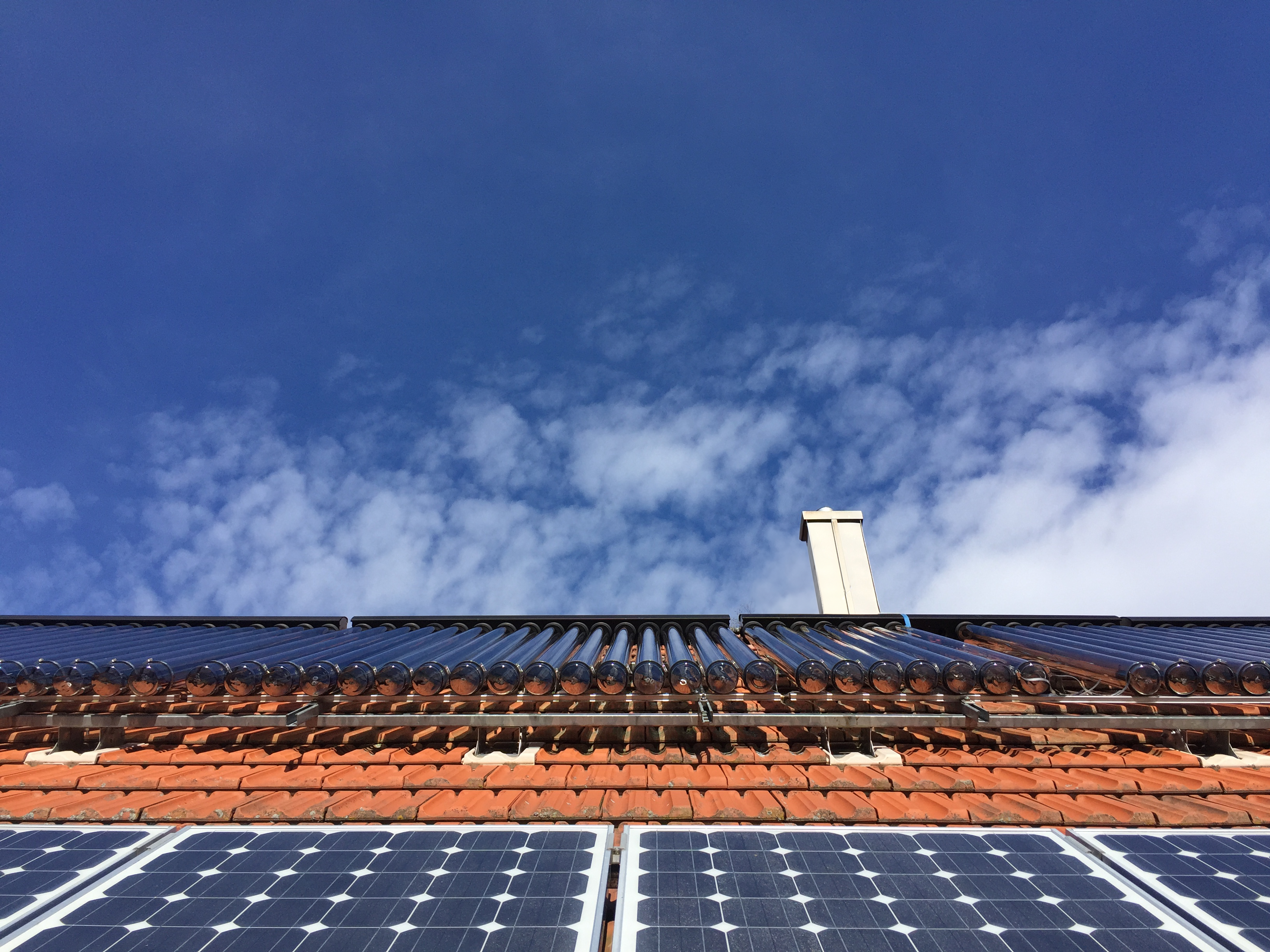 Röhrenkollektoren auf einem Hausdach