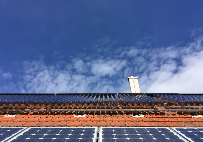 Röhrenkollektoren auf einem Hausdach